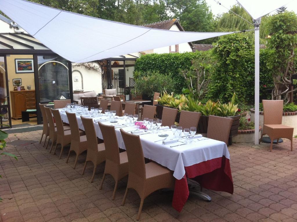ホテル Auberge La Pomme De Pin Senonches エクステリア 写真